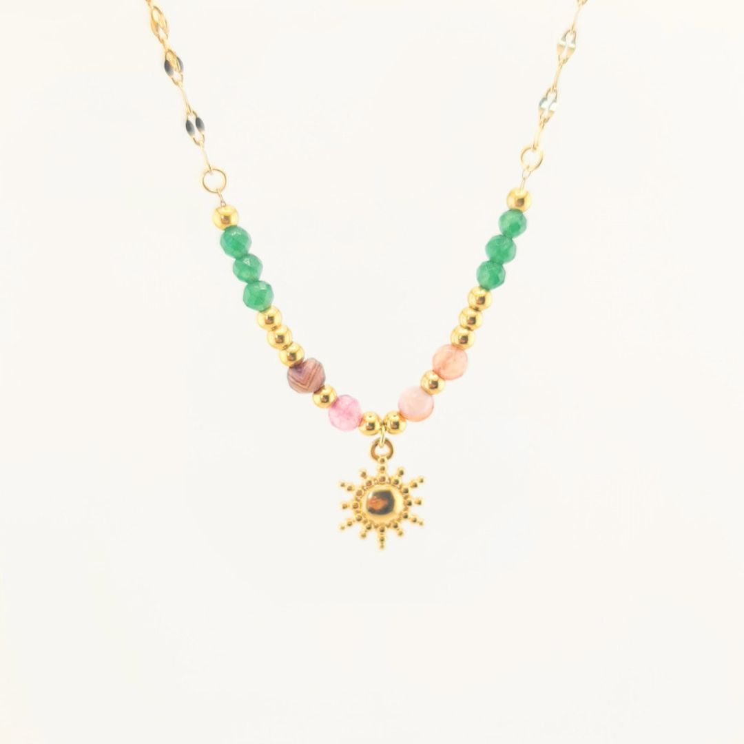 Collana in oro 18K con perle verdi e rosa e pendente sole dorato