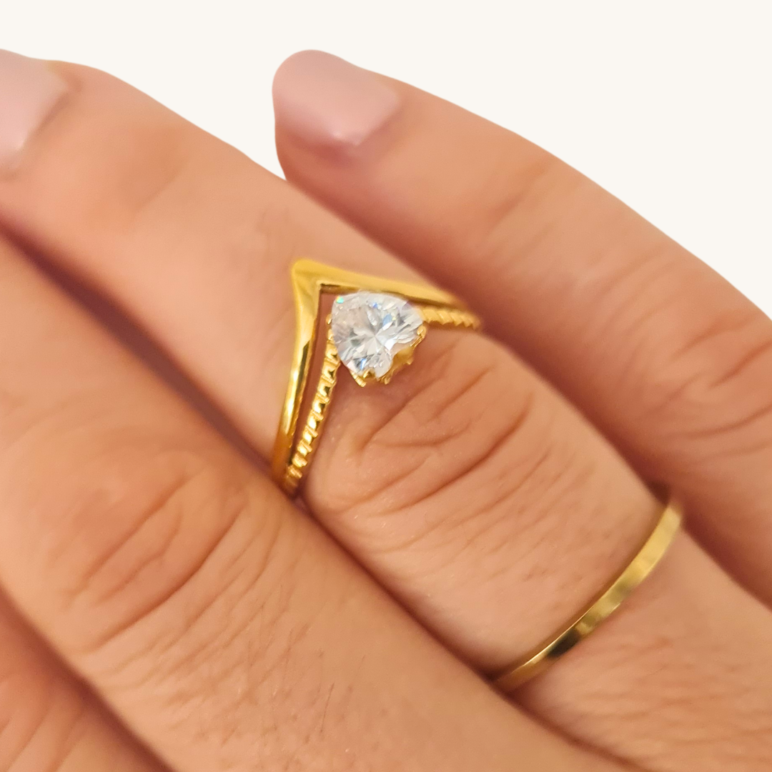 Anello V in oro 18K con pietra trasparente grande, vista ravvicinata