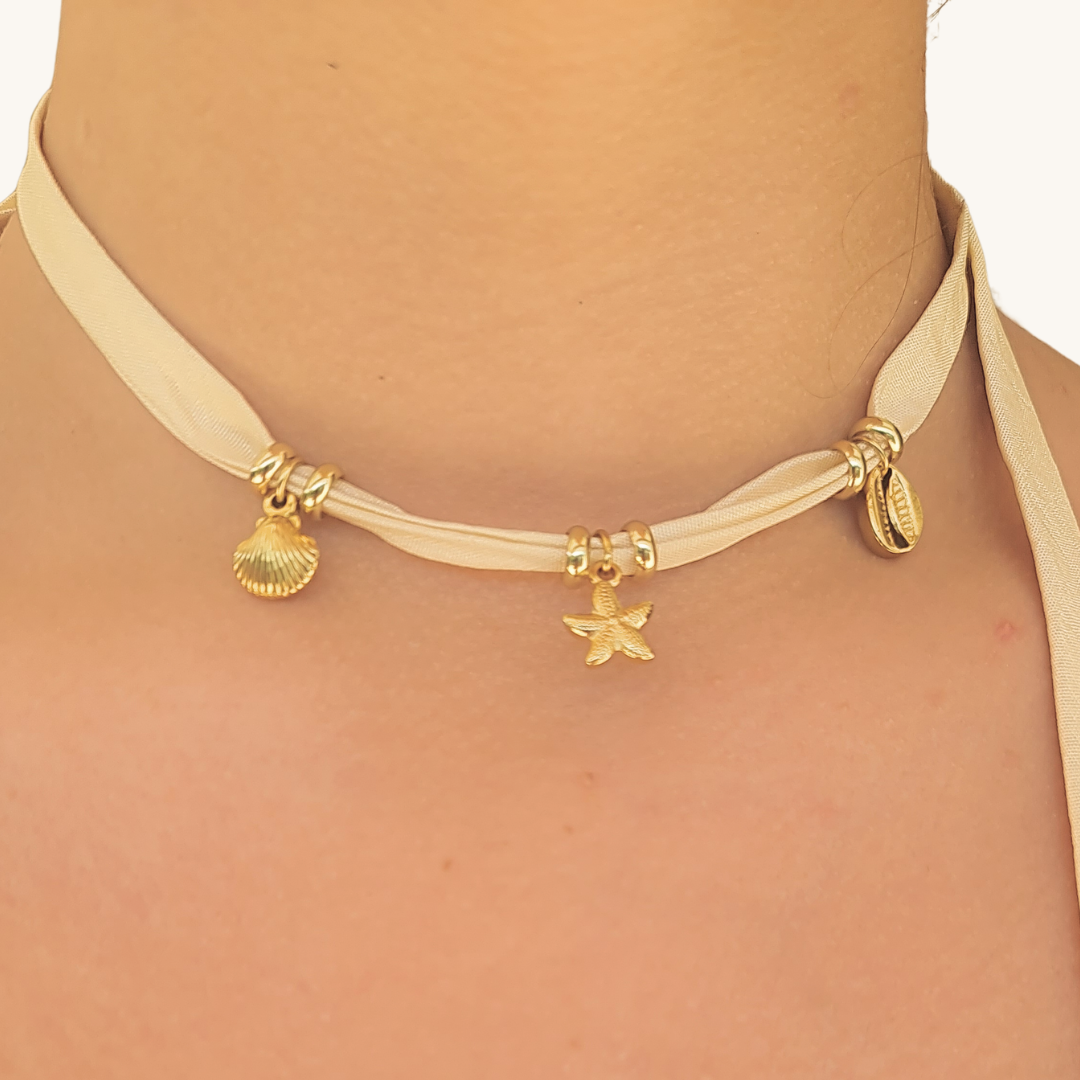Collana in seta con charms indossata