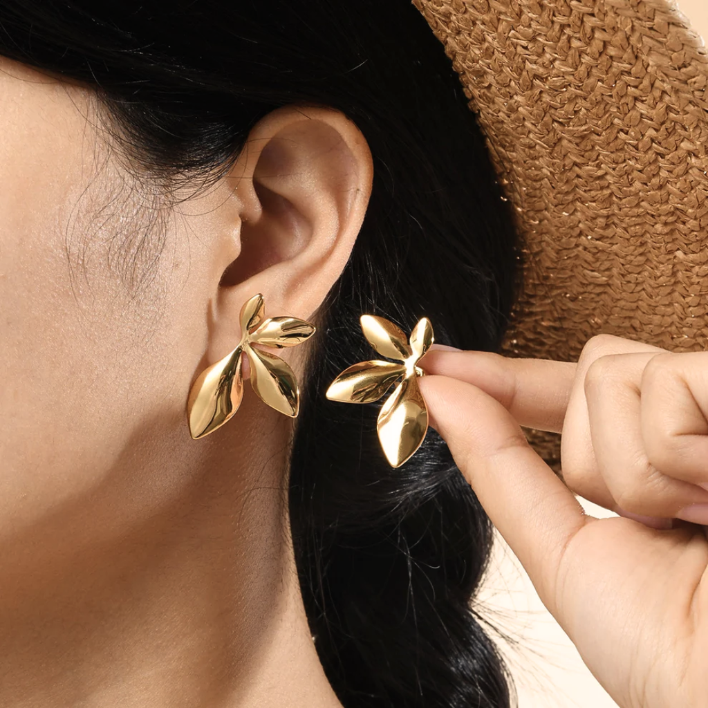 Orecchini fiore oro 18K con petali lucidi, perno e farfalla