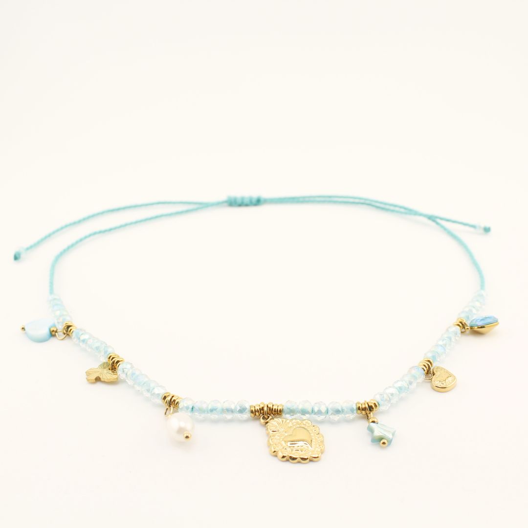 Collana con ciondoli dorati, perline azzurre e charm centrale a moneta