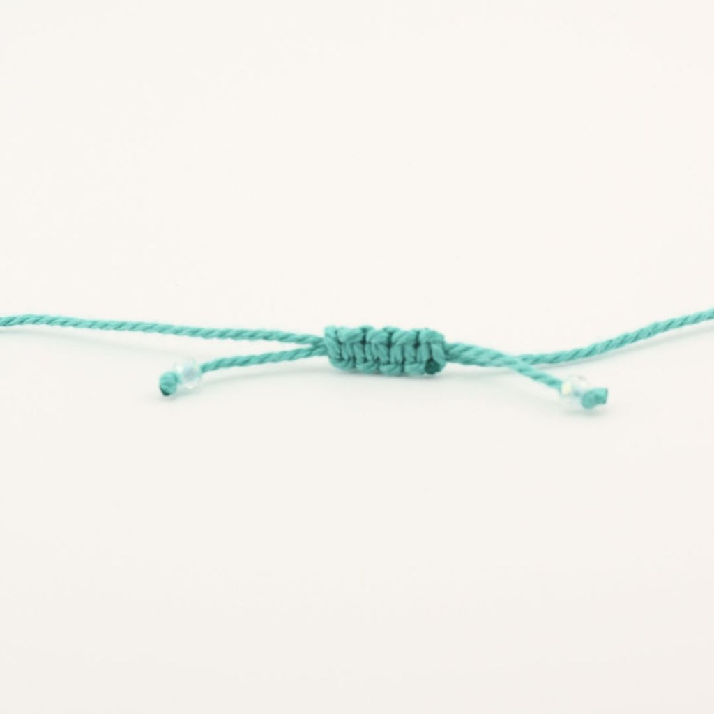 Collana con cordino azzurro e nodo di chiusura, estremità con perline