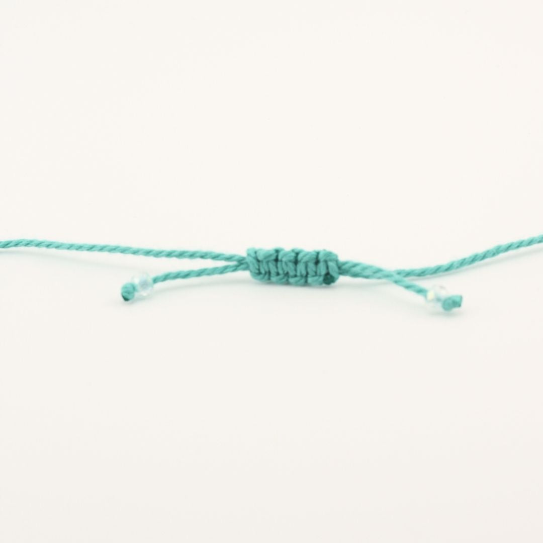 Collana con cordino azzurro e nodo di chiusura, estremità con perline