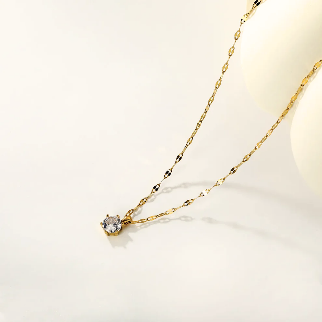 Collana in oro giallo con catenina a maglie e pendente solitario con zircone