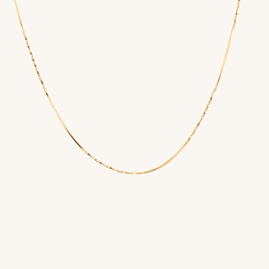 Collana piatta sottile oro 18k waterproof maglia silk touch indossata da modella Unique et Spécial