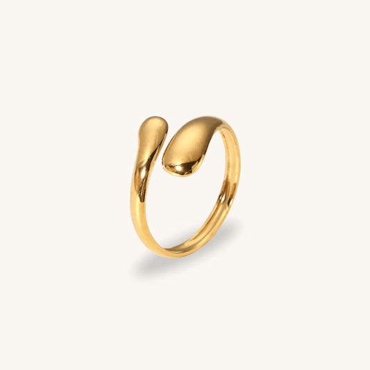 Anello Aura in oro 18K waterproof con design scultoreo e superficie lucida su sfondo neutro - Unique et Spécial
