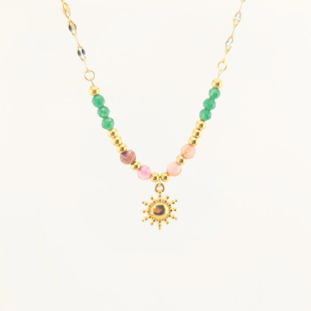 Collana in oro 18K con perle verdi e rosa e pendente sole dorato