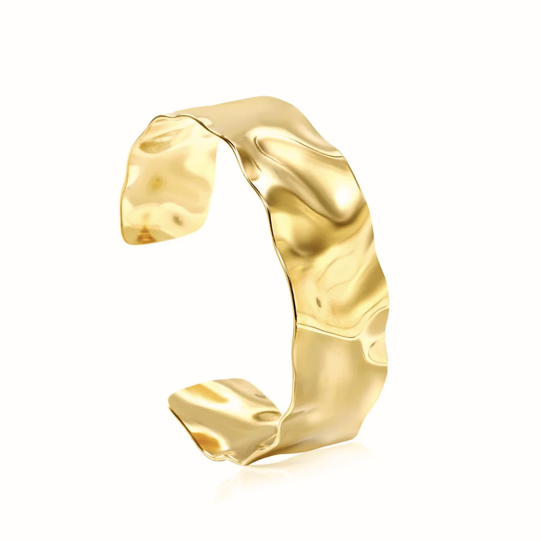Bracciale rigido a fascia larga in oro con texture fluida scultorea modello Liquid Gold.