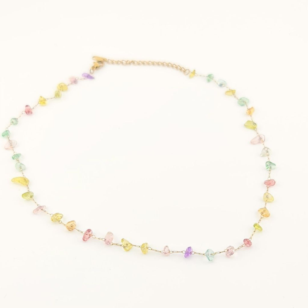 Collana in oro con pietre multicolori su catena sottile