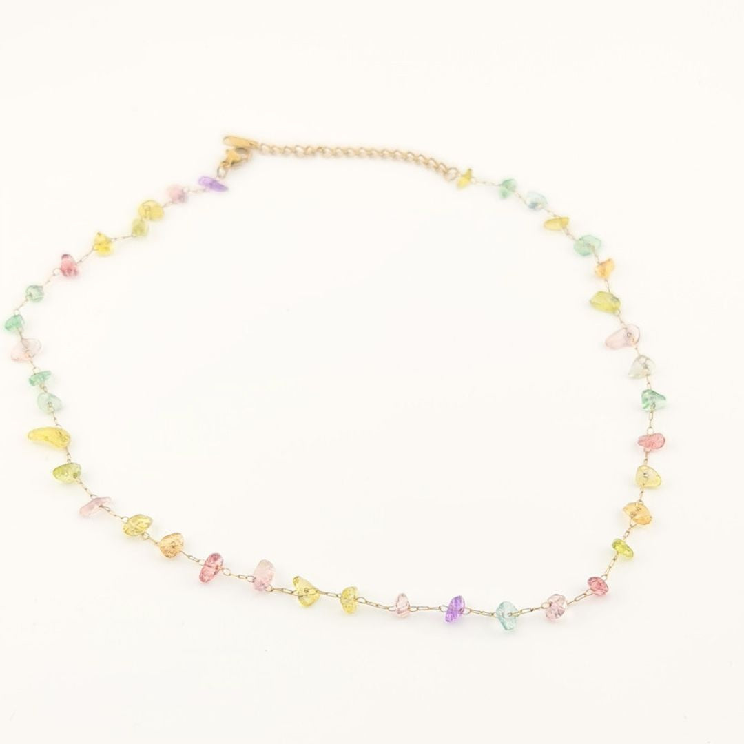 Collana in oro con pietre multicolori su catena sottile