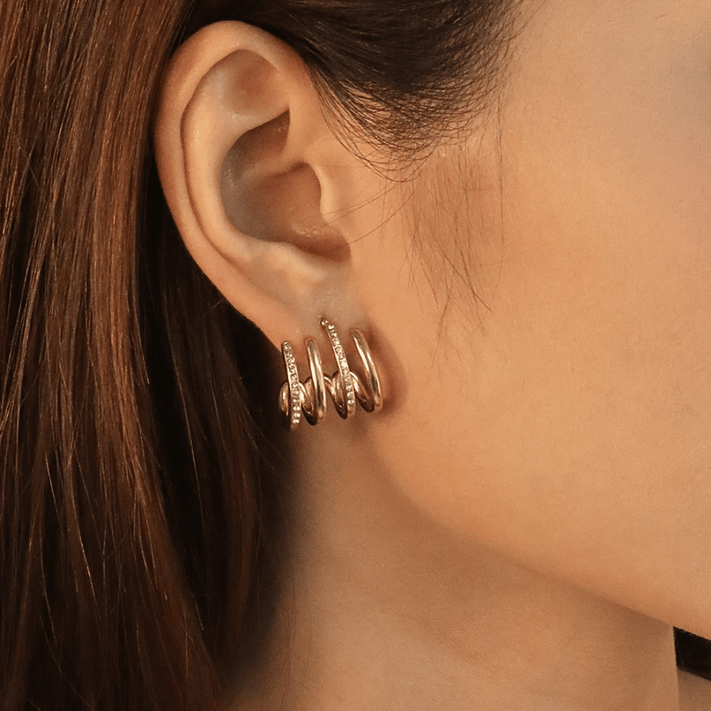 Orecchini multi-filo oro 18K con zirconi in pavé, indossati