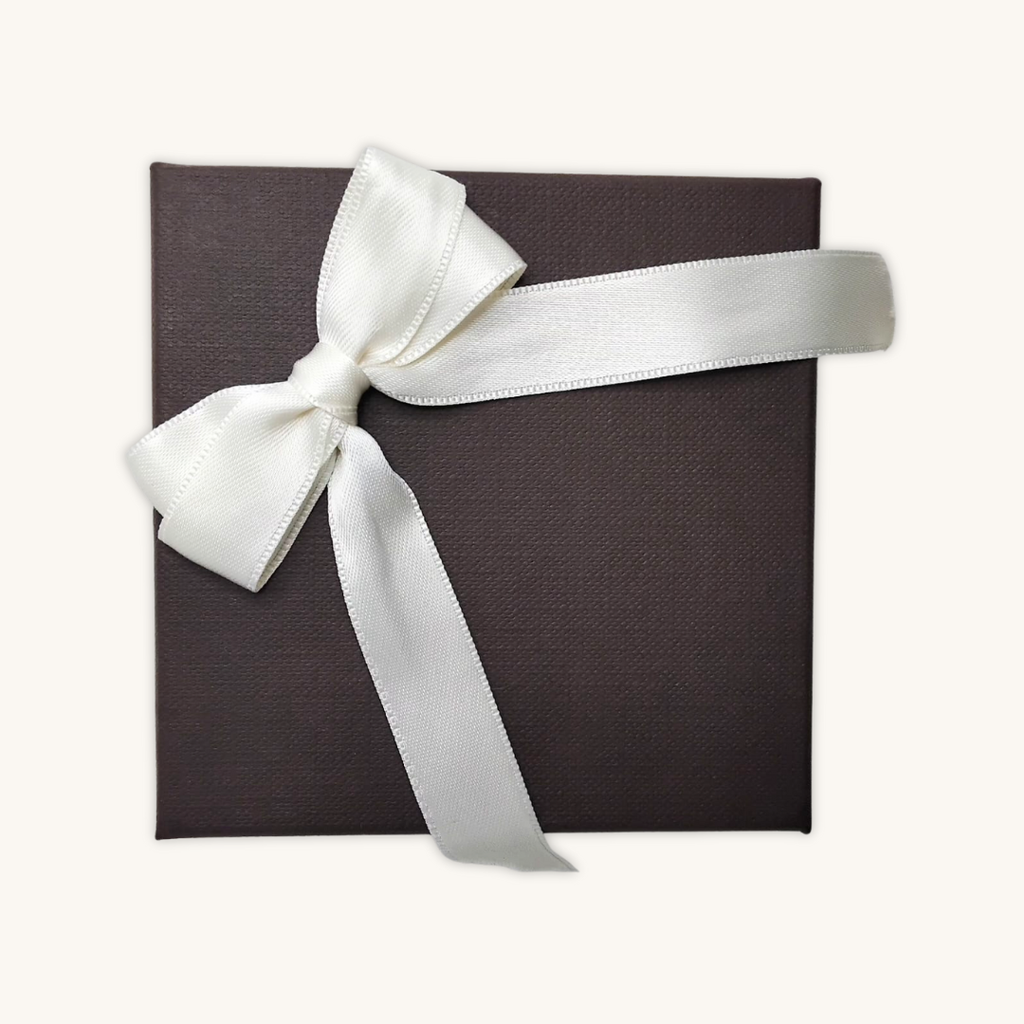 Confezione regalo nera con fiocco e nastro bianchi, per bracciale.