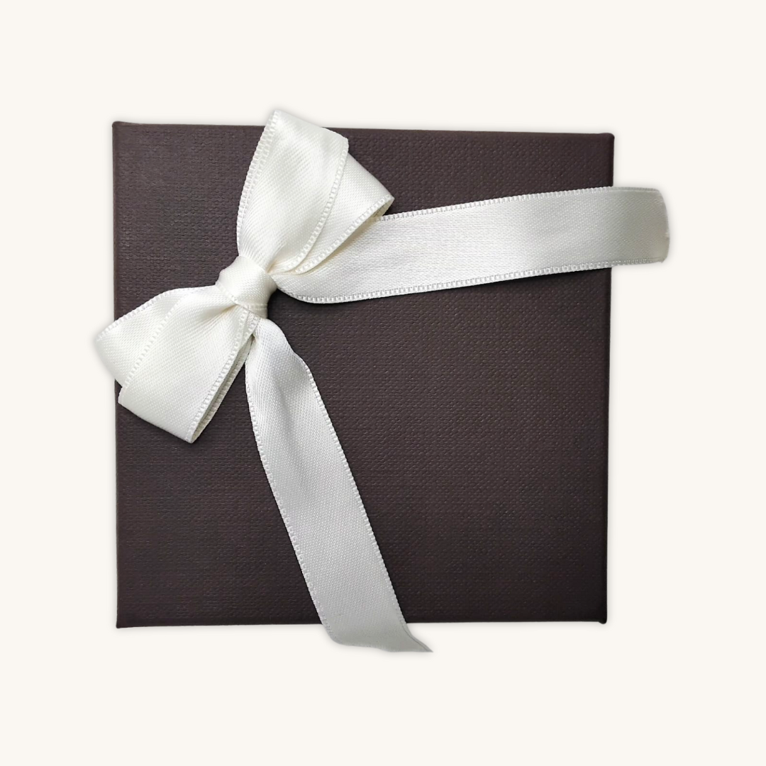 Confezione regalo nera con fiocco e nastro bianchi, per bracciale.