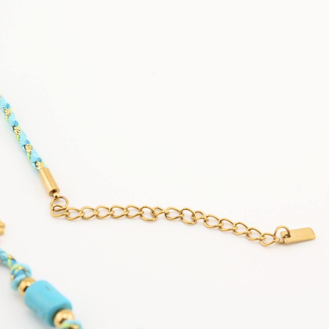Collana con catena dorata e chiusura ad anello, perline turchesi
