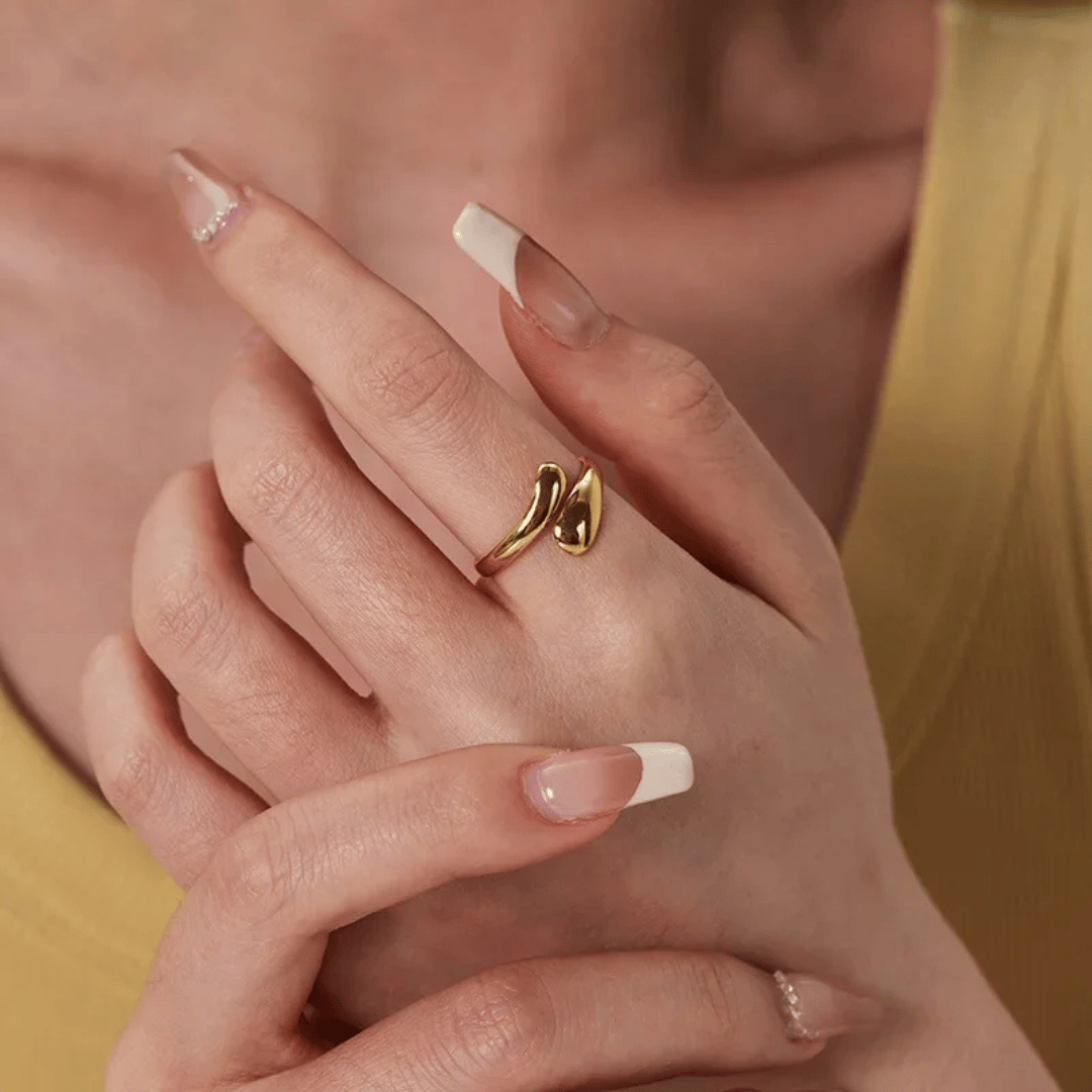 Dettaglio mano donna con anello Aura oro 18K regolabile, gioiello anallergico e waterproof