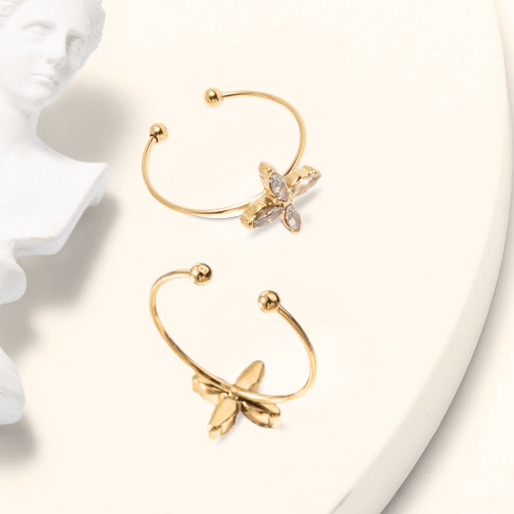 Anello Fleur Oro 18K in oro con fiore a petali e pietra chiara