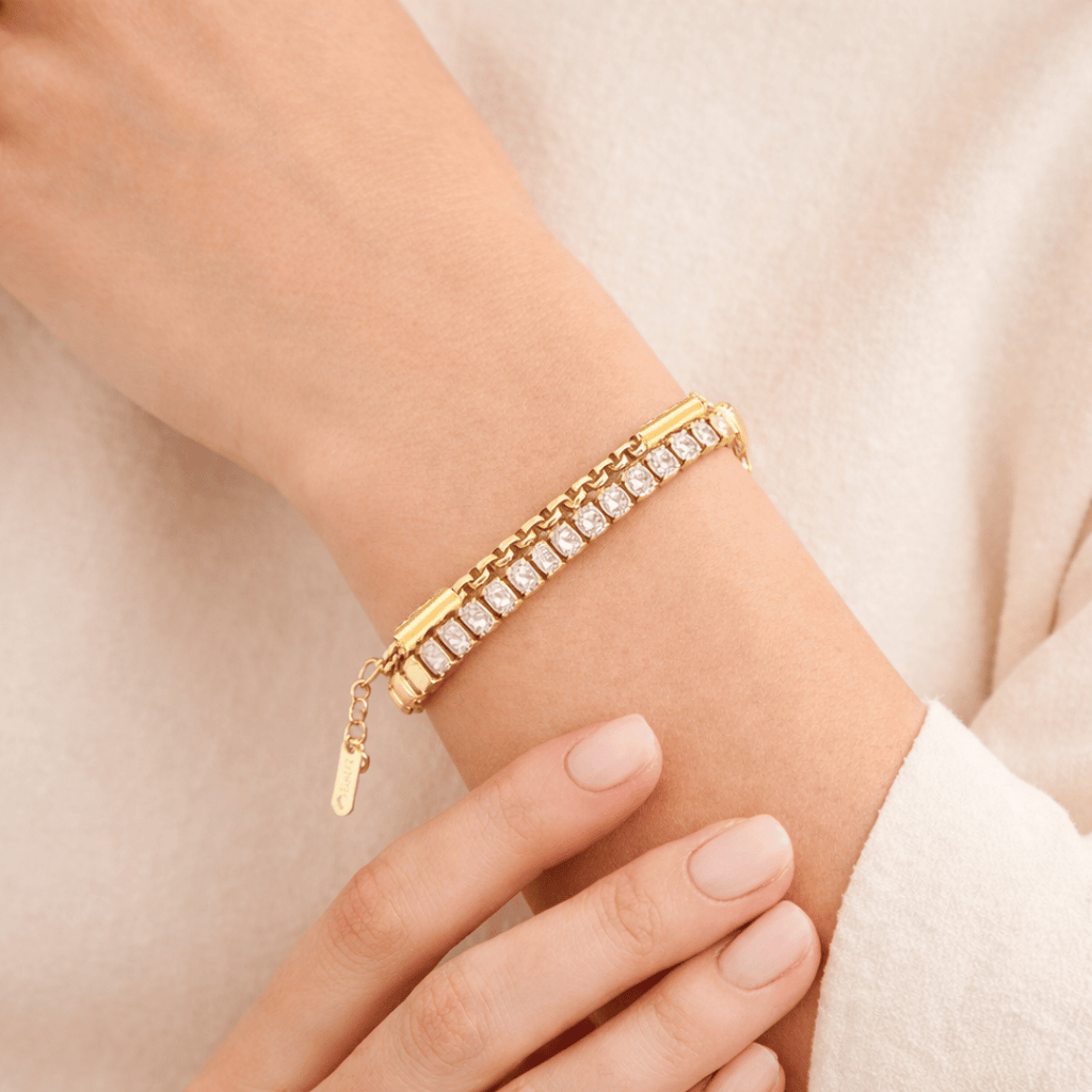 Bracciale tennis oro con zirconi e chiusura a gancio, indossato al polso