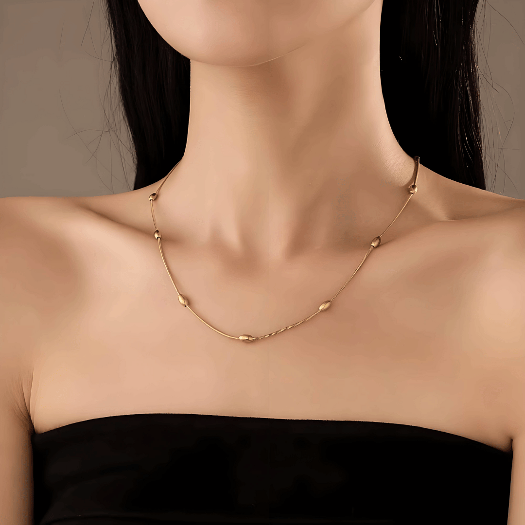 Collana oro 18K waterproof a maglie fluide ovali, indossata al collo