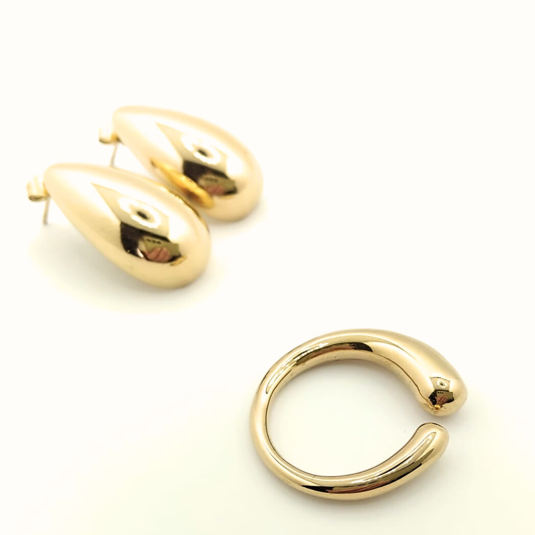 Set Unique: orecchini a goccia e anello in acciaio 316L placcato oro su superficie chiara - Gioielli minimalisti Set Unique