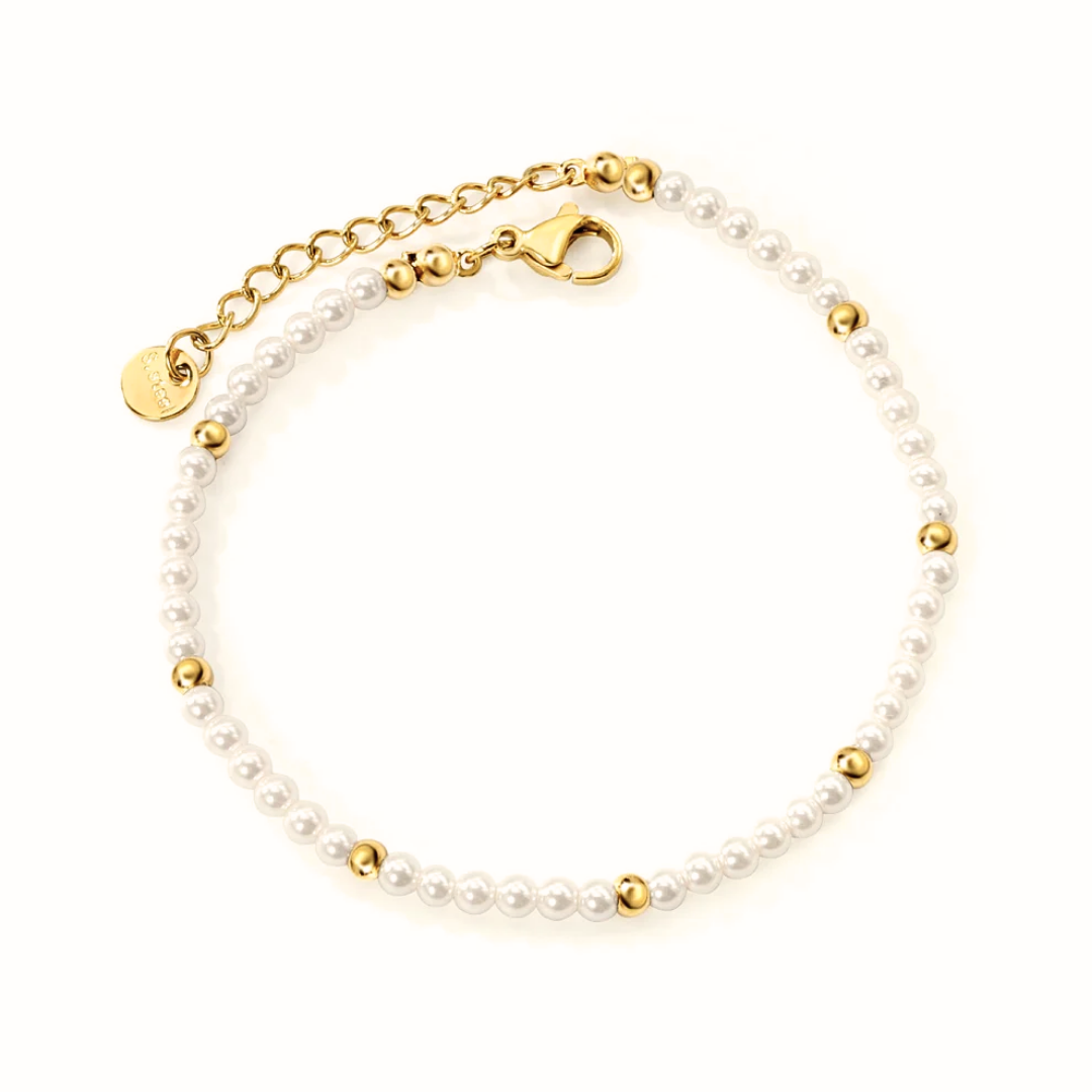 Bracciale con piccole perle bianche e sfere dorate in acciaio con chiusura a moschettone.