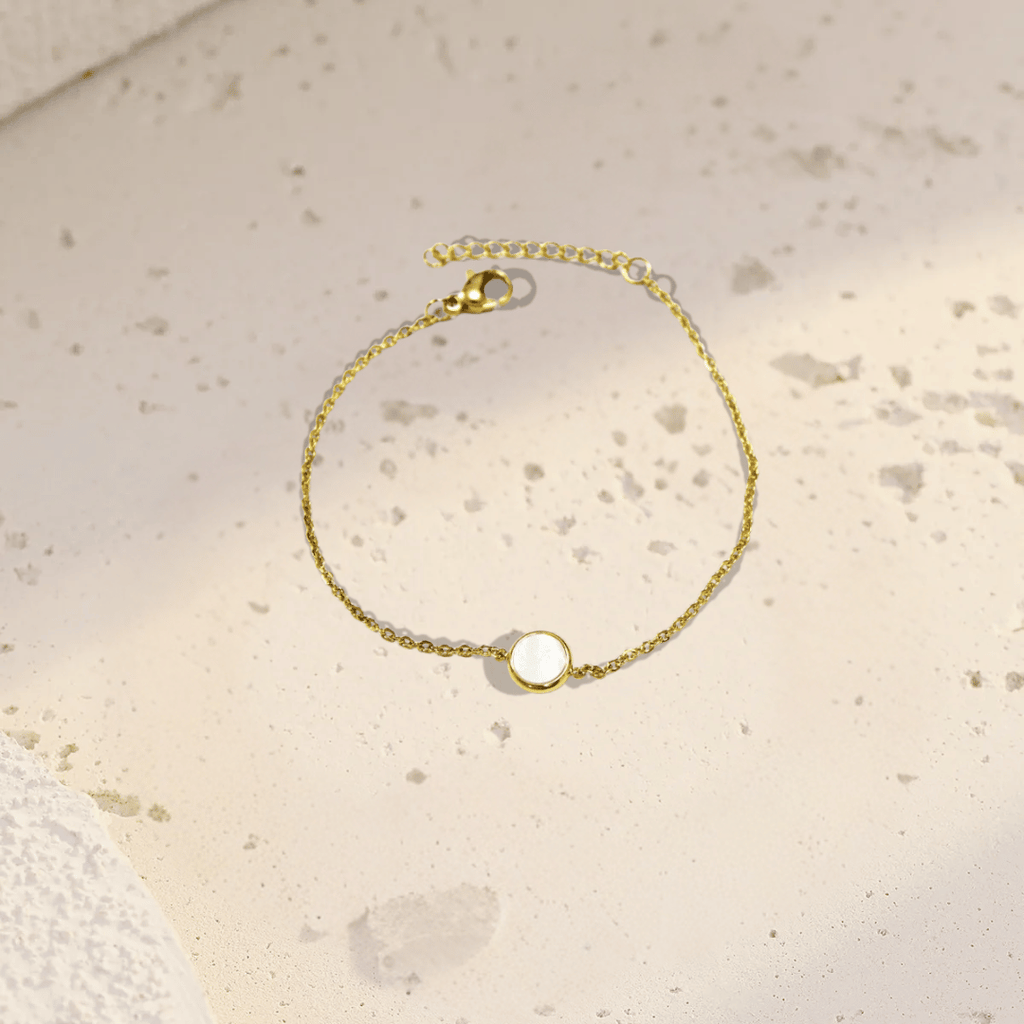 Bracciale in oro 18K waterproof con catenina fine e pendente tondo.
