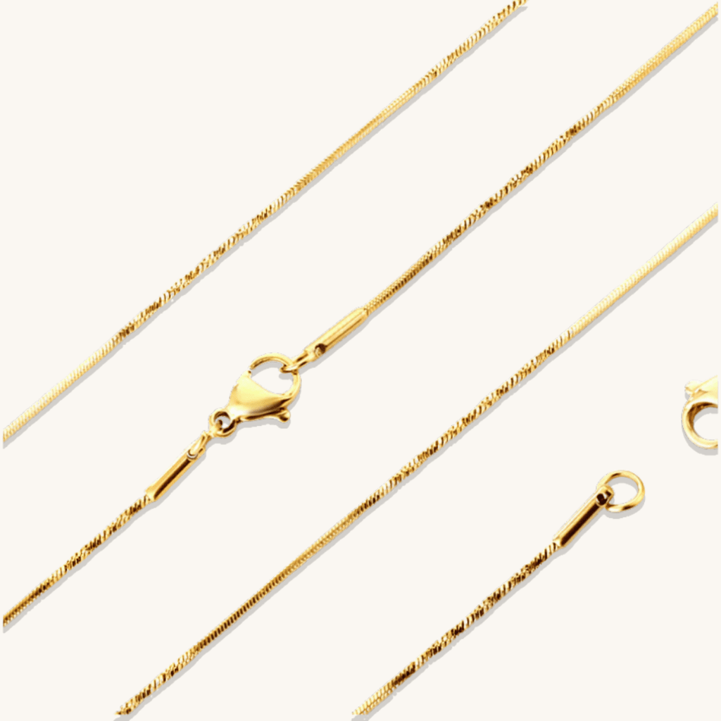 Collana oro 18K con catena sottile e chiusura a moschettone, vista ravvicinata