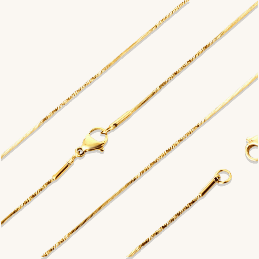 Collana oro 18K con catena sottile e chiusura a moschettone, vista ravvicinata