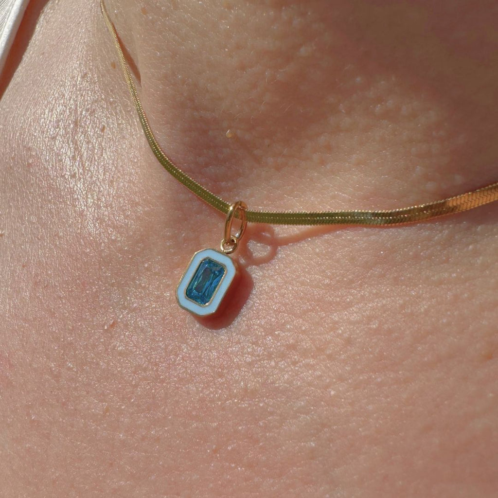 Collana in oro 18K con pendente geometrico turchese e catena sottile