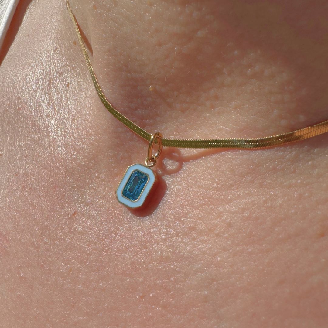 Collana in oro 18K con pendente geometrico turchese e catena sottile