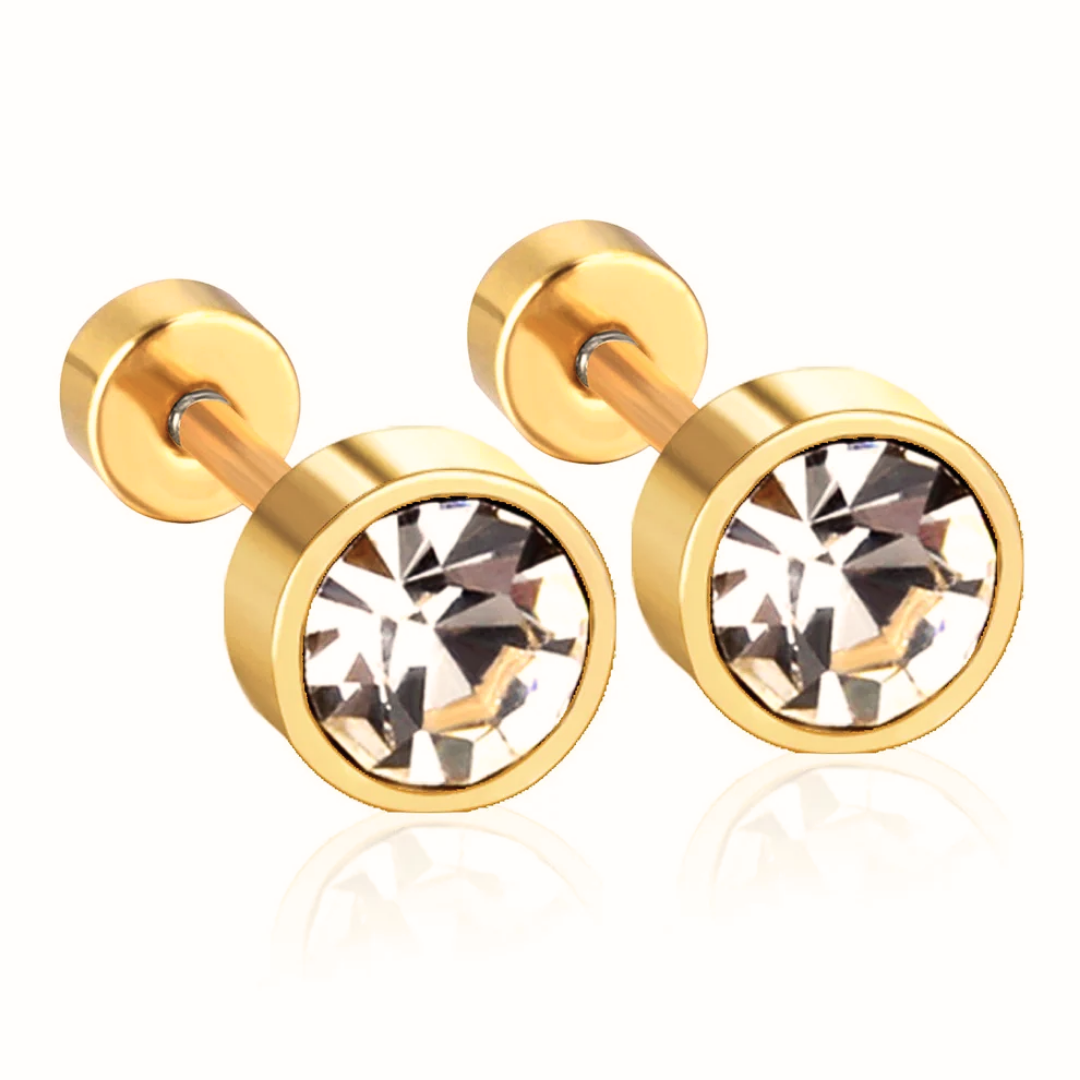 Orecchini a lobo punto luce in acciaio inossidabile placcato oro 18K con zircone cubico bianco taglio brillante, chiusura a tappo a vite screw back, diametro 6mm, lunghezza perno 13mm — vista frontale e laterale su sfondo bianco