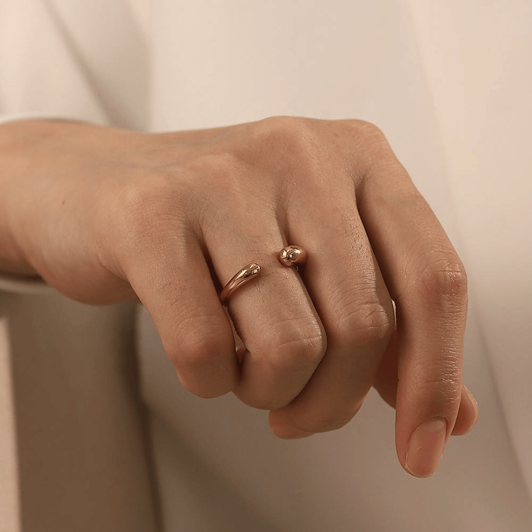 Anello oro 18 carati a fascia aperta con ganci sferici sulle dita