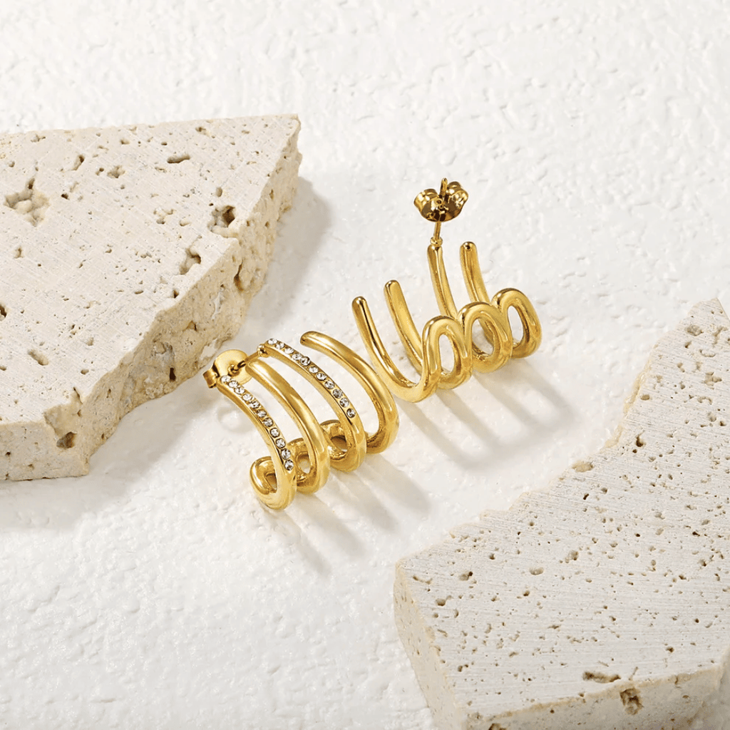 Orecchini a cerchio oro 18K multi-filo con zirconi in pavé, vista laterale
