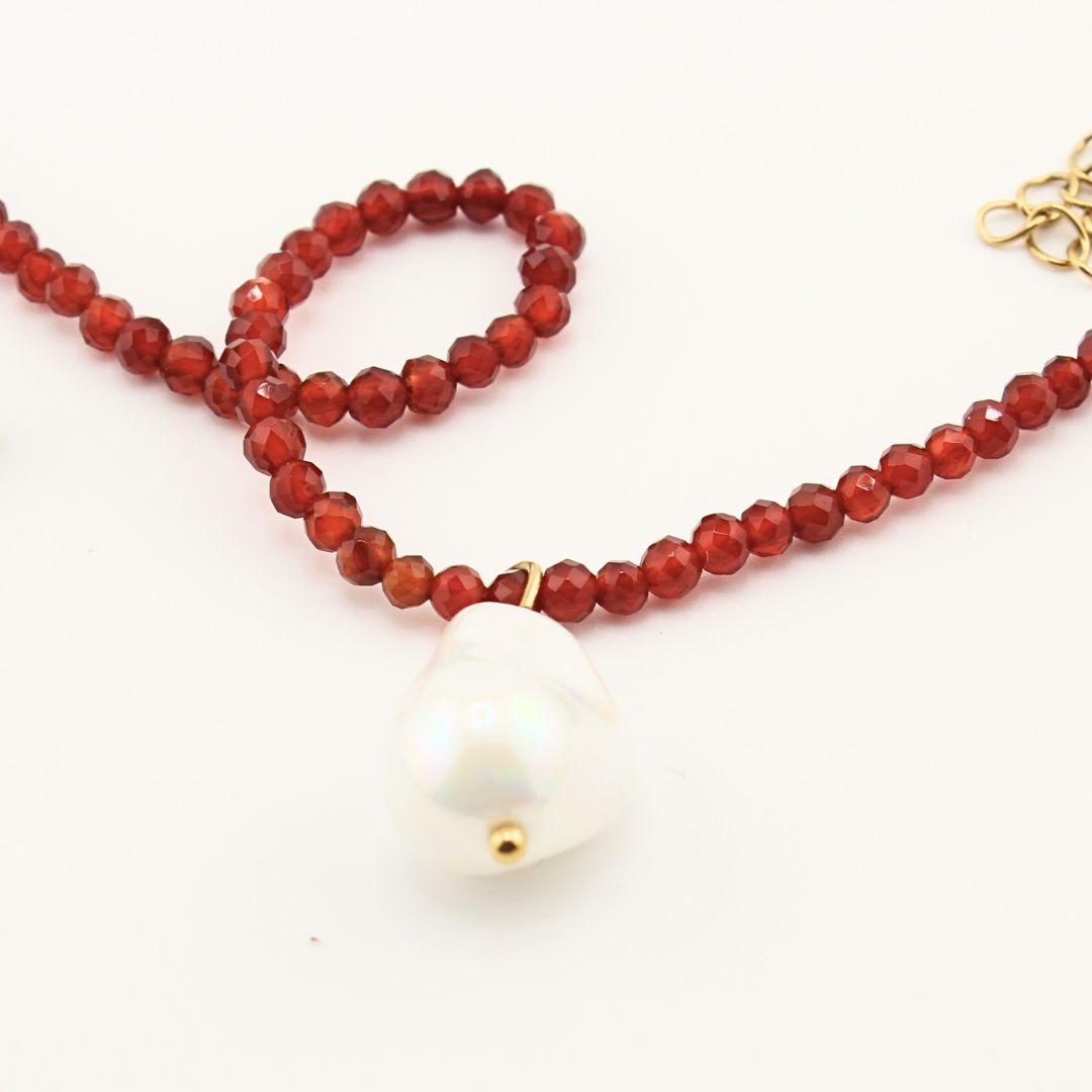 Collana in perline rosse con ciondolo perla bianca