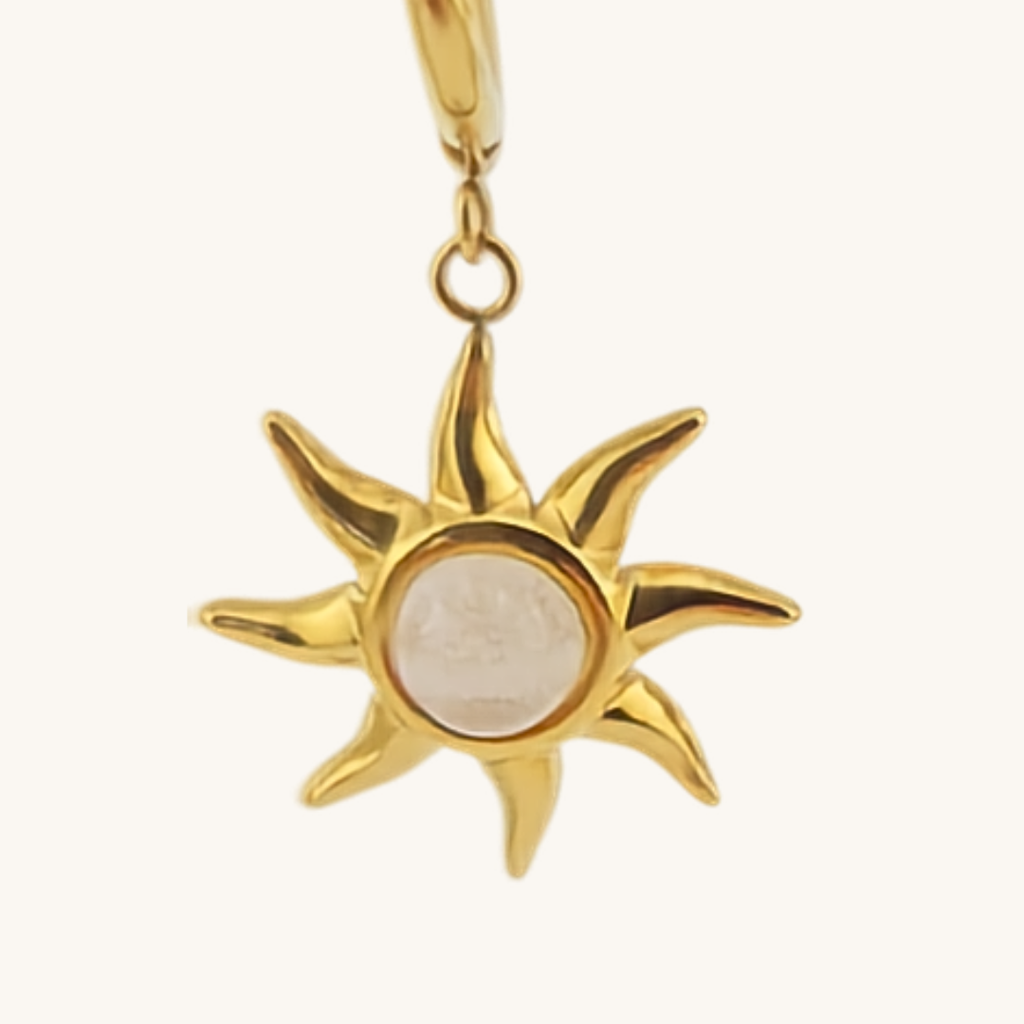 Orecchino pendente oro a forma di sole con perla bianca centrale