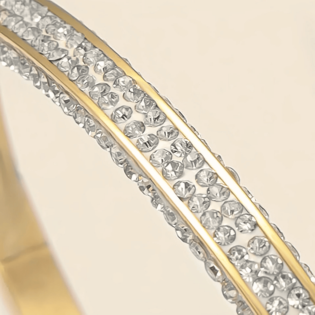 Fascia del bracciale in oro con zirconi trasparenti su tutta la lunghezza.