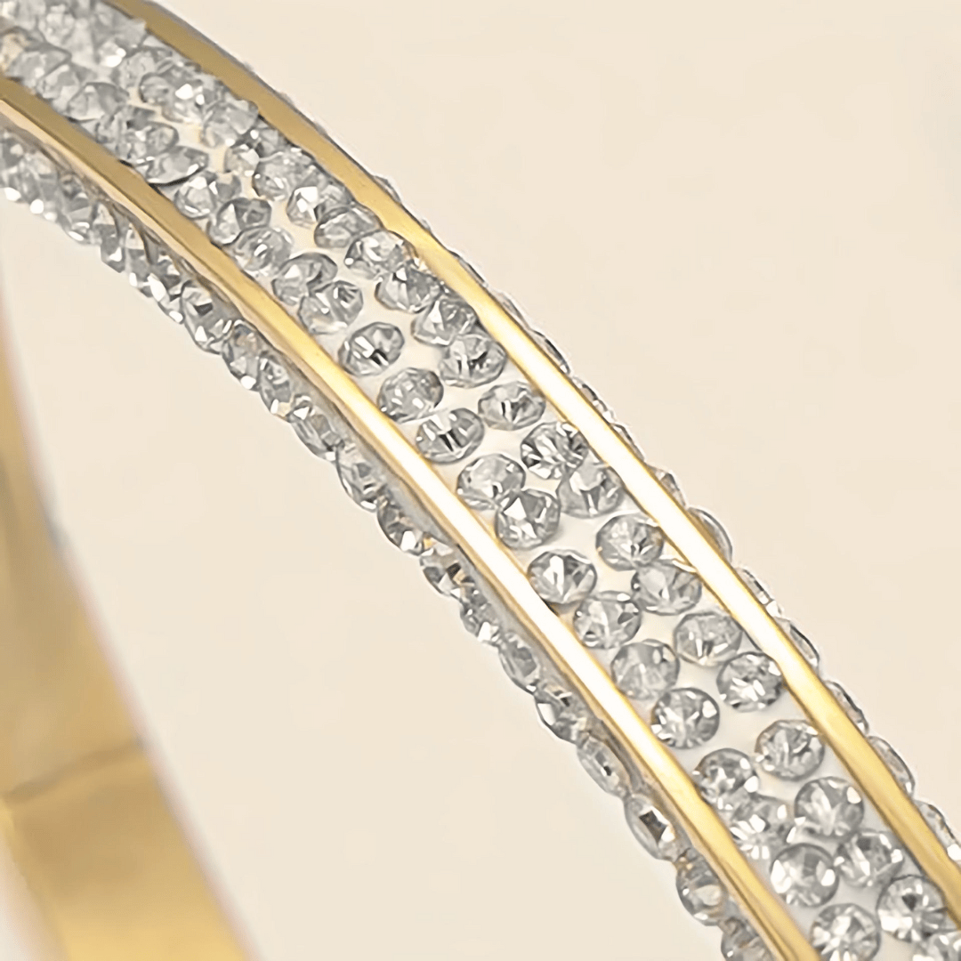 Fascia del bracciale in oro con zirconi trasparenti su tutta la lunghezza.