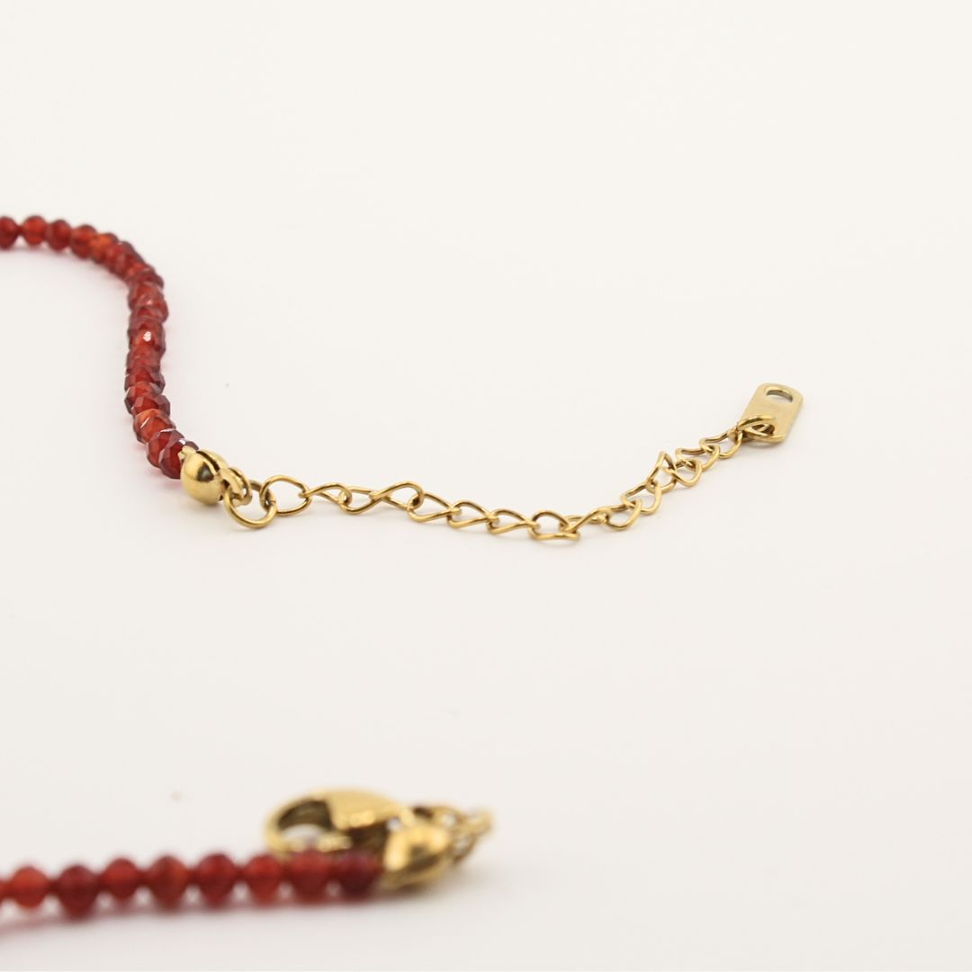 Collana con perline rosse e ciondolo perla bianca con montatura oro 18K