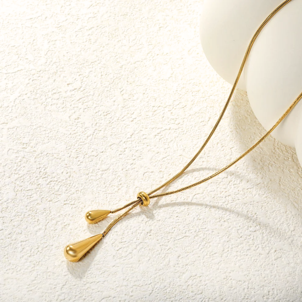 Collana lariat oro 18K con chiusura a sfera e due pendenti goccia