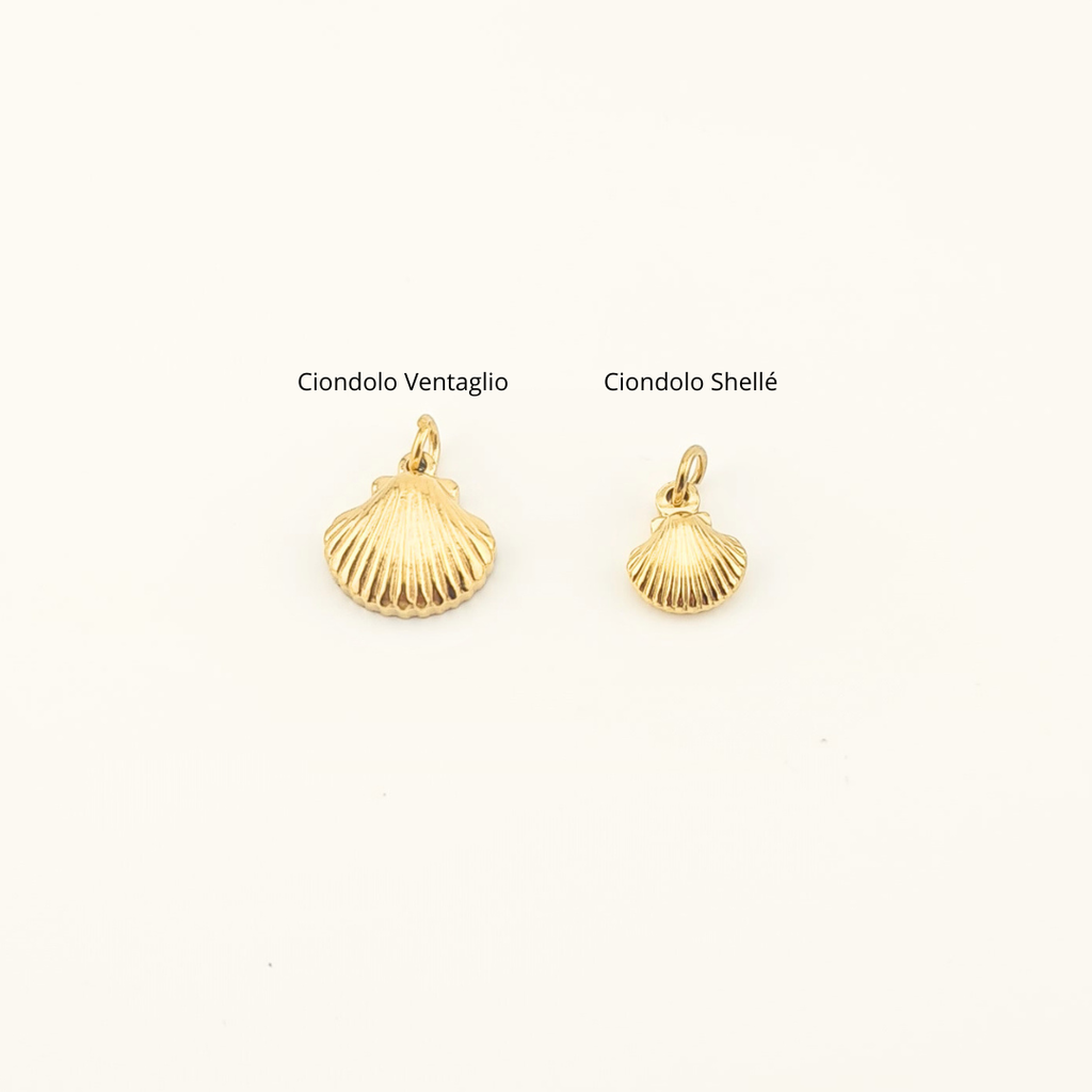 Ciondolo conchiglia a ventaglio in oro 18K, due esemplari frontali
