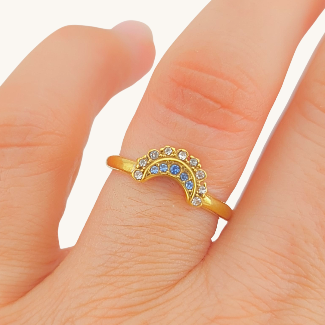 Anello in oro 18K con mezzaluna blu e zirconi, vista ravvicinata