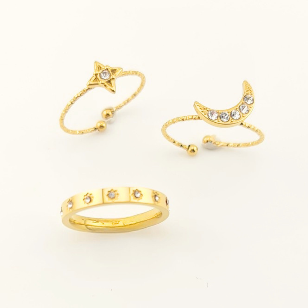 Scopri il set di 3 anelli Luna e Stelle. In acciaio inox 316L, placcatura oro 18K, waterproof e anallergico. Il tocco distintivo per il tuo stile moderno.