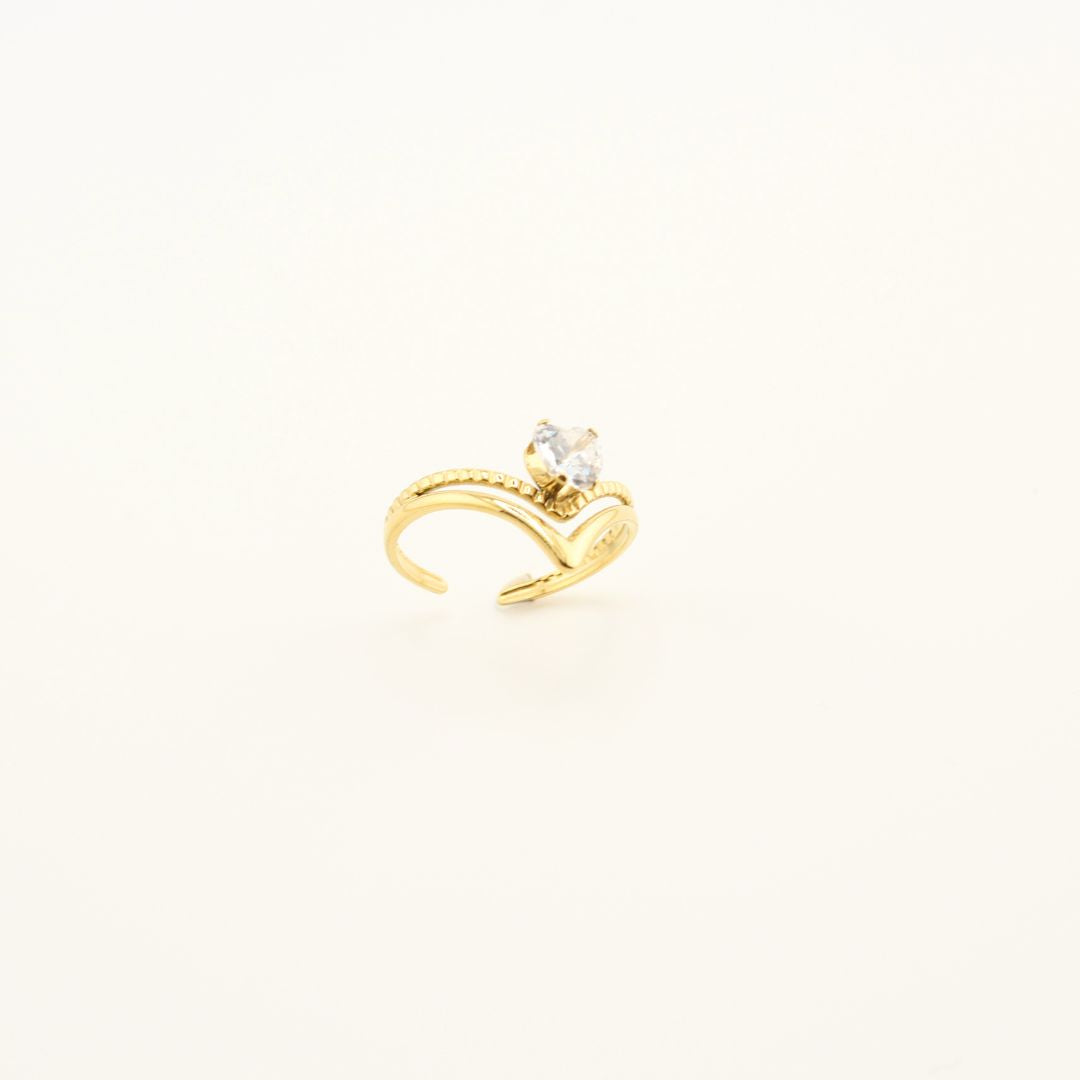 Esalta la tua mano con l’Anello V-Shape. Design minimalista in acciaio 316L placcato oro 18K con punto luce centrale. Waterproof, anallergico ed elegante.