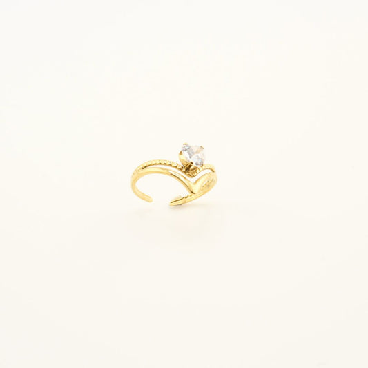 Esalta la tua mano con l’Anello V-Shape. Design minimalista in acciaio 316L placcato oro 18K con punto luce centrale. Waterproof, anallergico ed elegante.