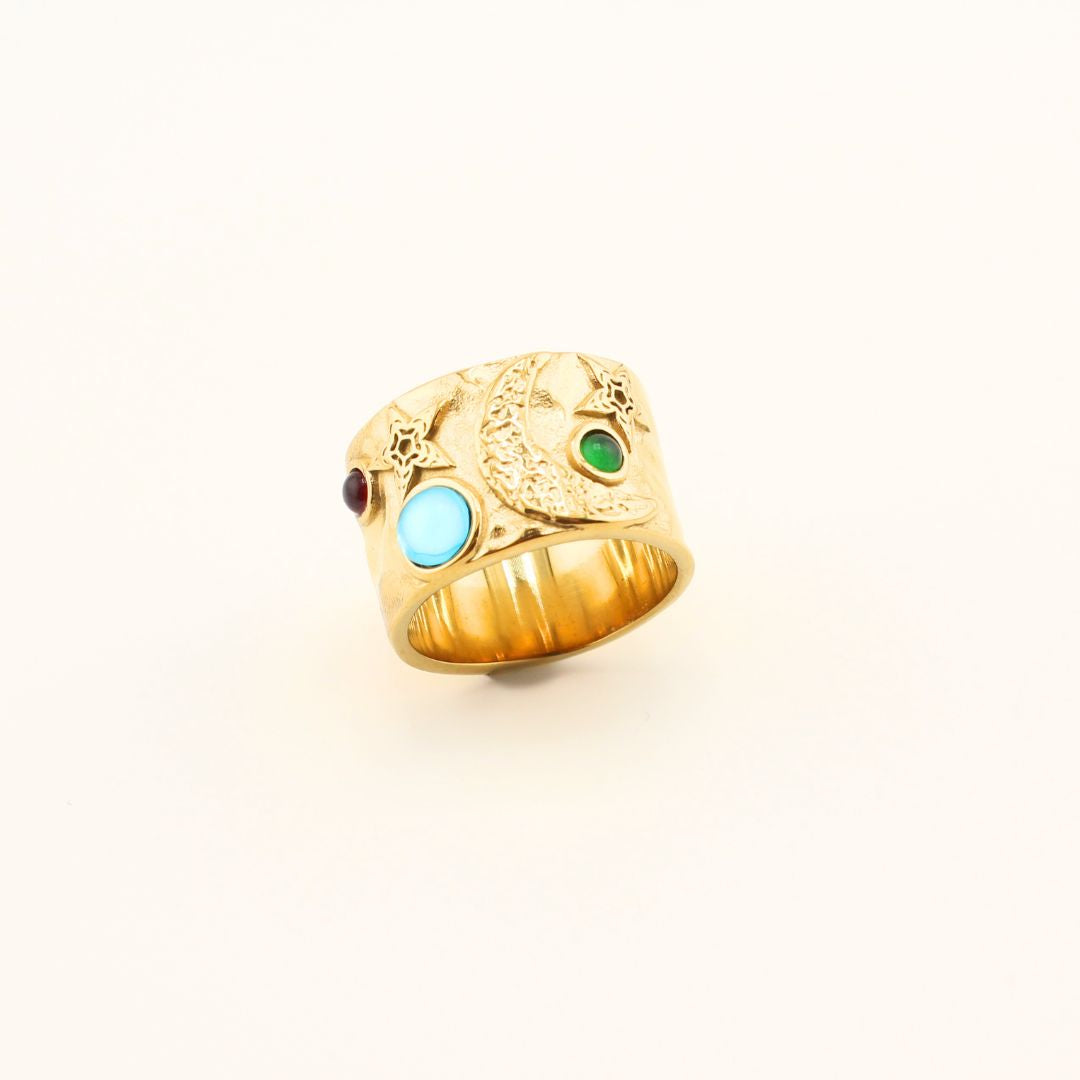 Lasciati incantare dall'Anello Astrale. Un design audace in acciaio inox 316L placcato oro 18K con pietre colorate. Resistente, waterproof e anallergico