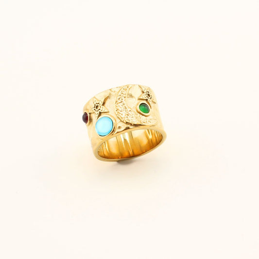 Lasciati incantare dall'Anello Astrale. Un design audace in acciaio inox 316L placcato oro 18K con pietre colorate. Resistente, waterproof e anallergico