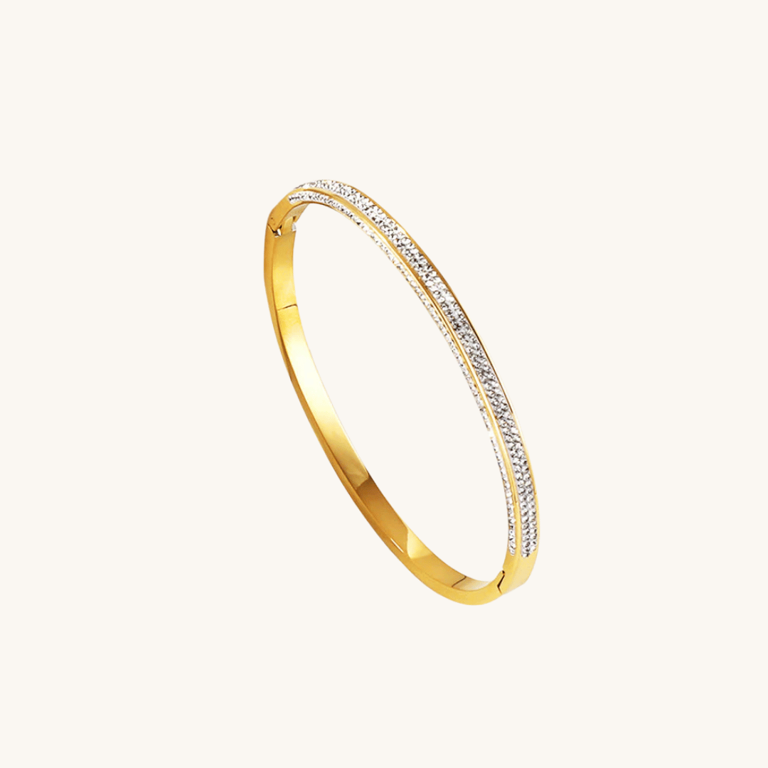 Bracciale rigido in oro con fascia di zirconi brillanti e profilo liscio.