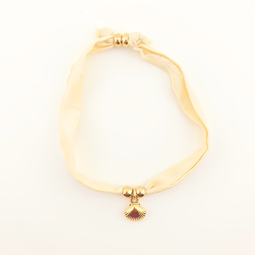 Bracciale in seta avorio con perle dorate e ciondolo a conchiglia.