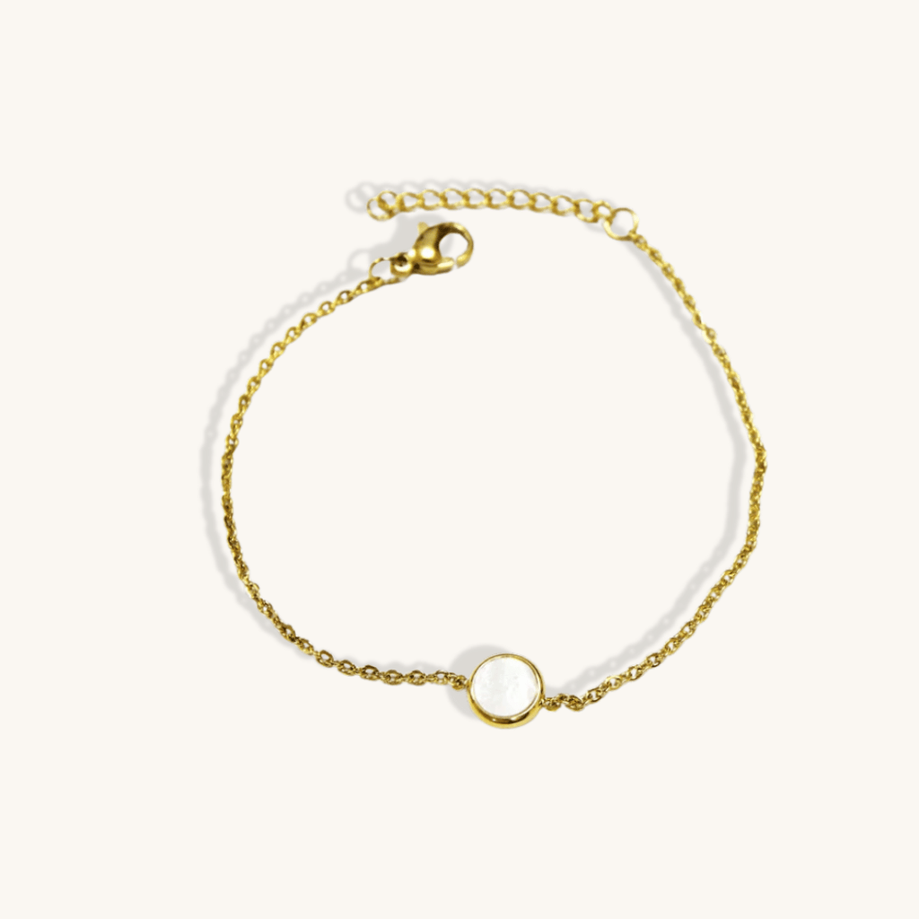 Bracciale in oro 18K con catenina e pendente tondo, chiusura a gancetto.