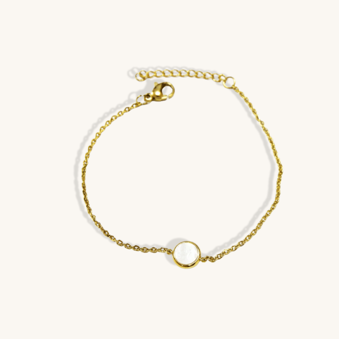 Bracciale in oro 18K con catenina e pendente tondo, chiusura a gancetto.