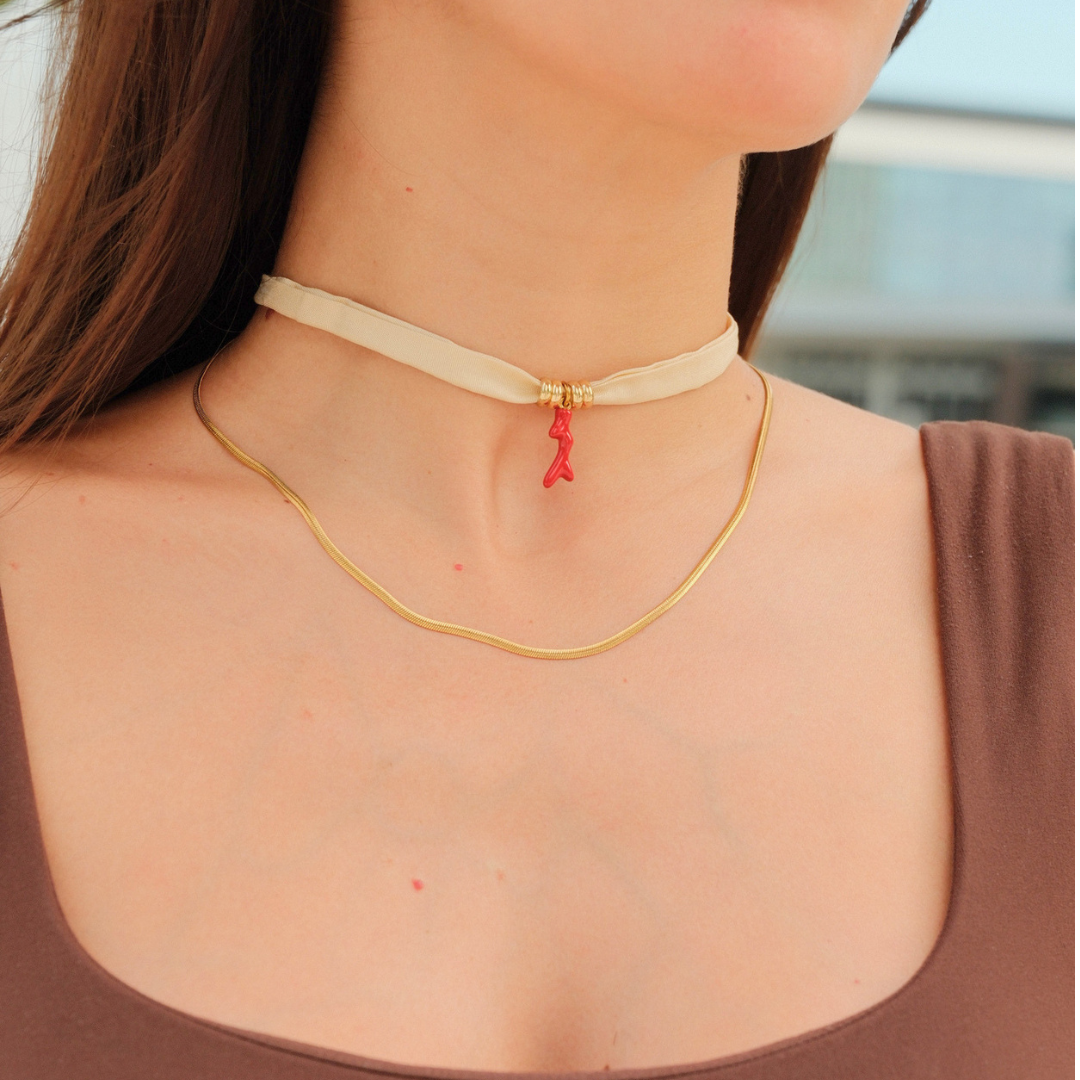 Collana choker in seta beige con catenina oro 18K e ciondolo corallo rosso